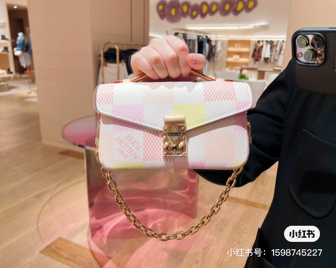 Louis Vuitton LV official sale N40749 plaid M46279 chain bag messenger bag series LV messenger bag comes in small size East West Metis handbag ad