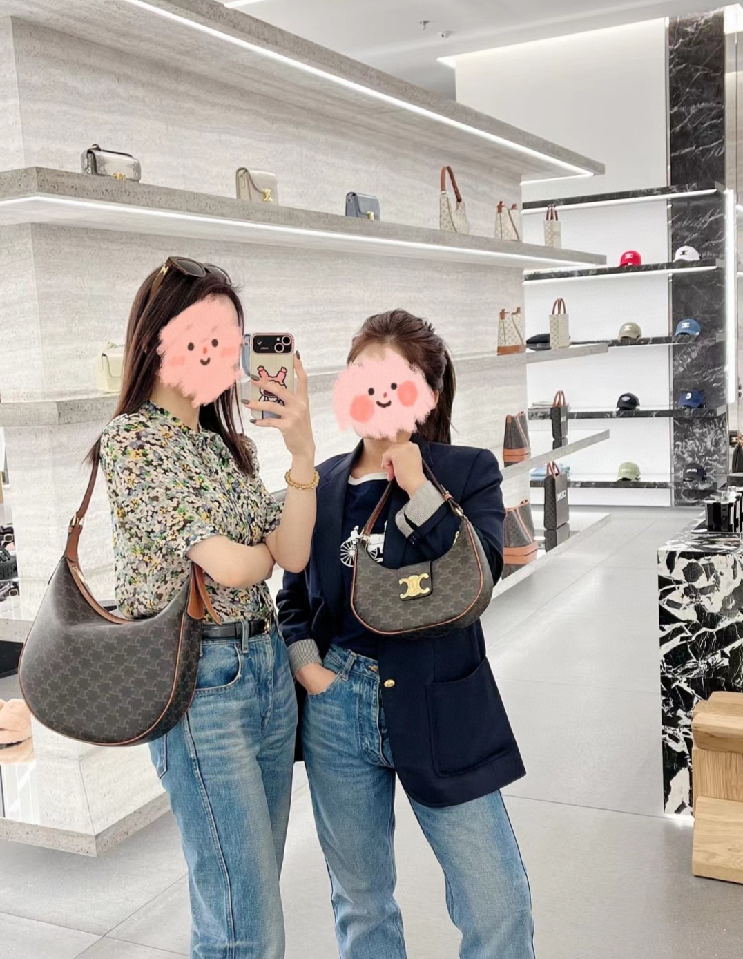 Celine's top original leather qualityLatest product ~ first releaseCELINE HELOISE logo printed cowhide handbag