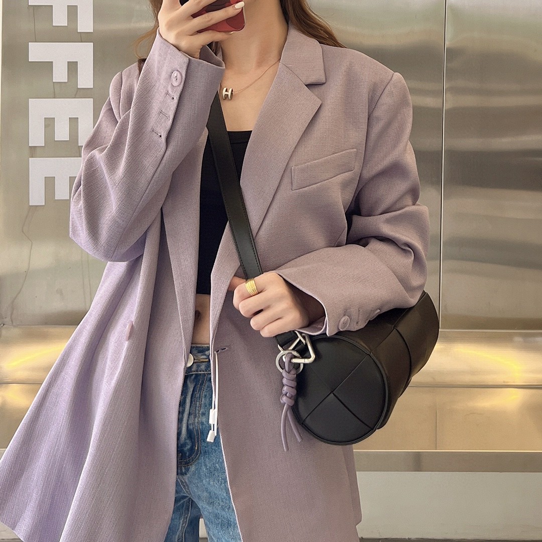 Bottega Veneta Bv unisex cylindrical bag is officially on sale 741562. The classic large block weaving is combined with the cylindrical bag shape
