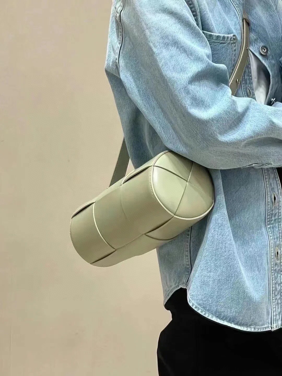 Bottega Veneta Small Bv unisex cylindrical bag, officially on sale 741561. Classic large block weaving and cylindrical bag shape are combined to