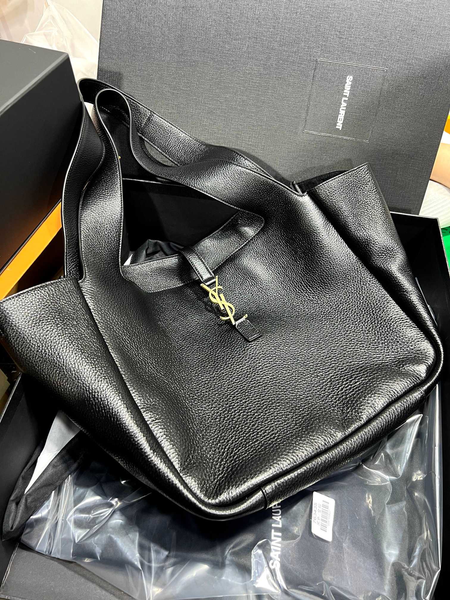 Recently, YSL, which has a monthly sales of more than 100, has not had time to take photos and has sent them away. Yves Saint Laurents latest dee