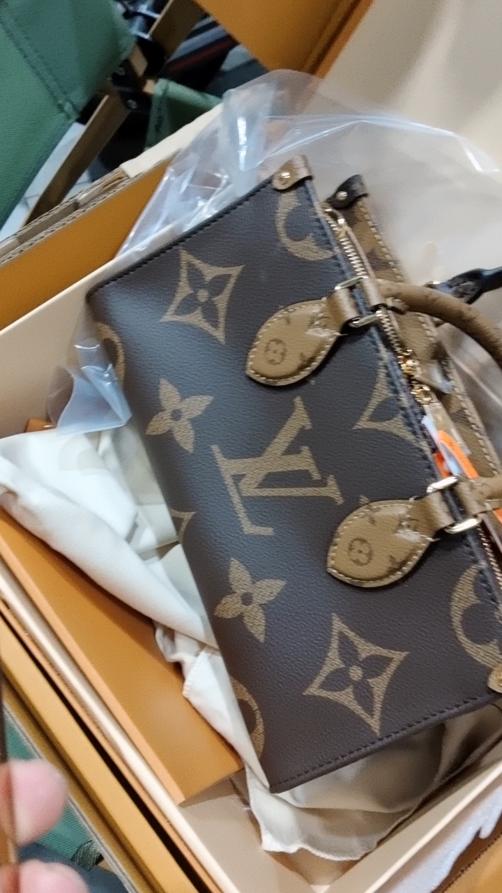 Louis Vuitton Work overtime during Qingming Festival and rush to snap photos of shipments m46653