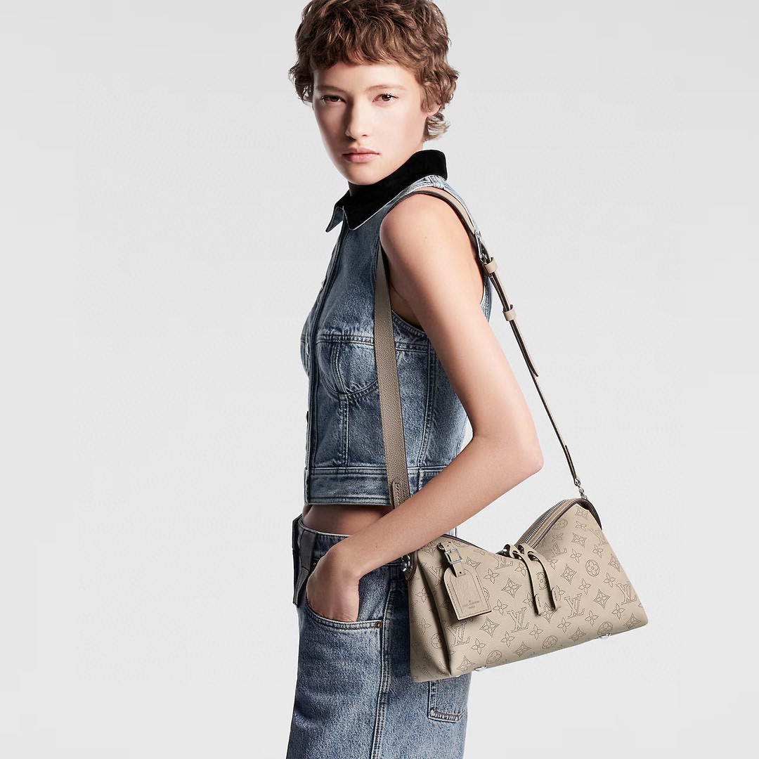 Louis Vuitton LV has useful goods delivered instantly every day