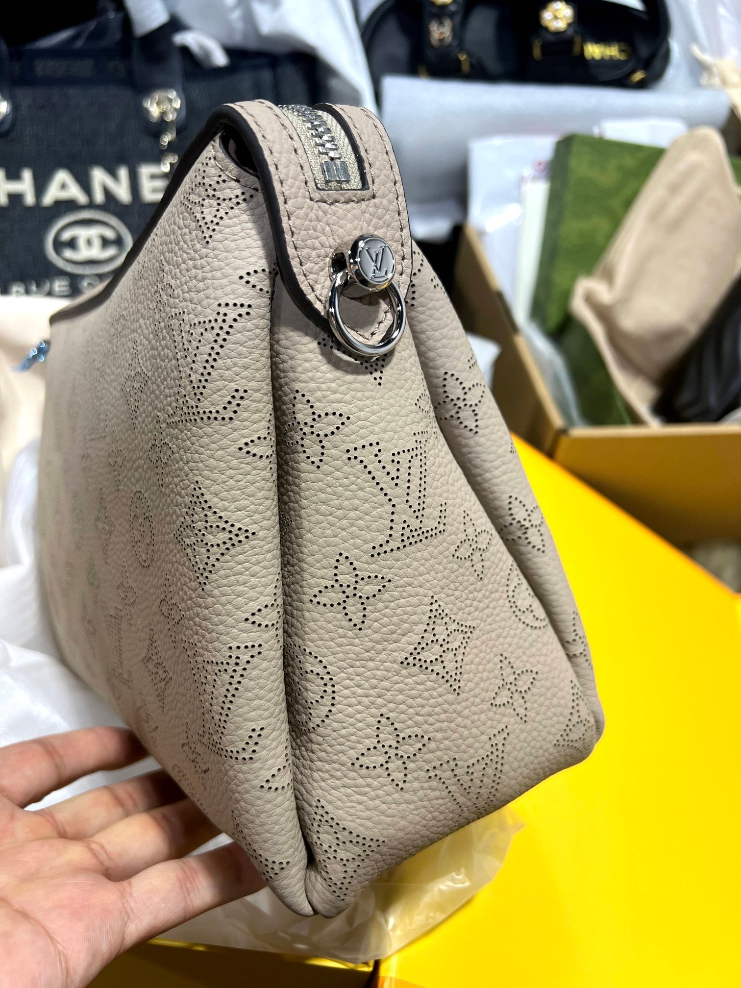 Louis Vuitton LV has useful goods delivered instantly every day