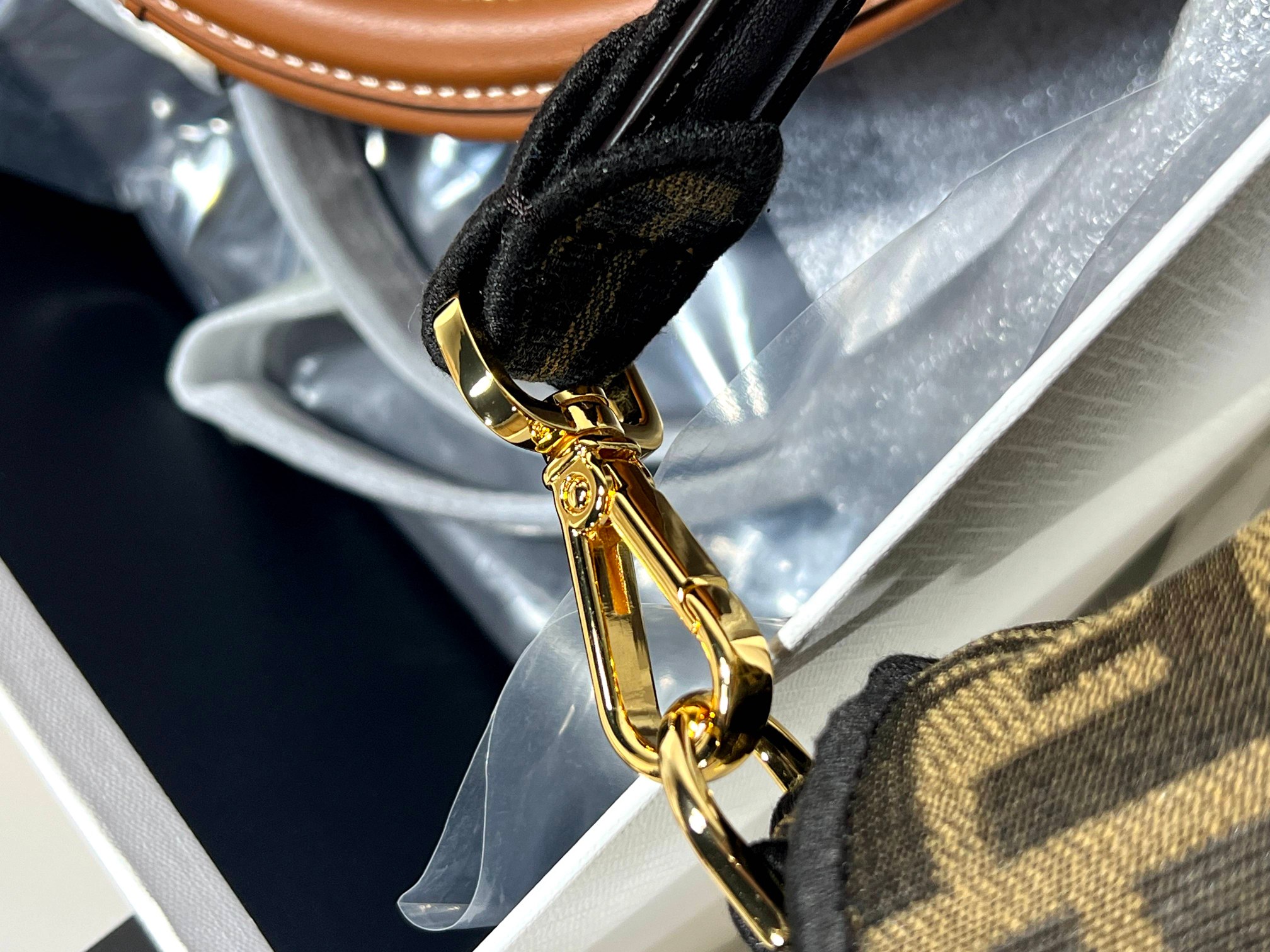 Fendi Details: High-density embroidery is stiff and soft, and 24k electroplated hardware is not easy to scratch or fade.
