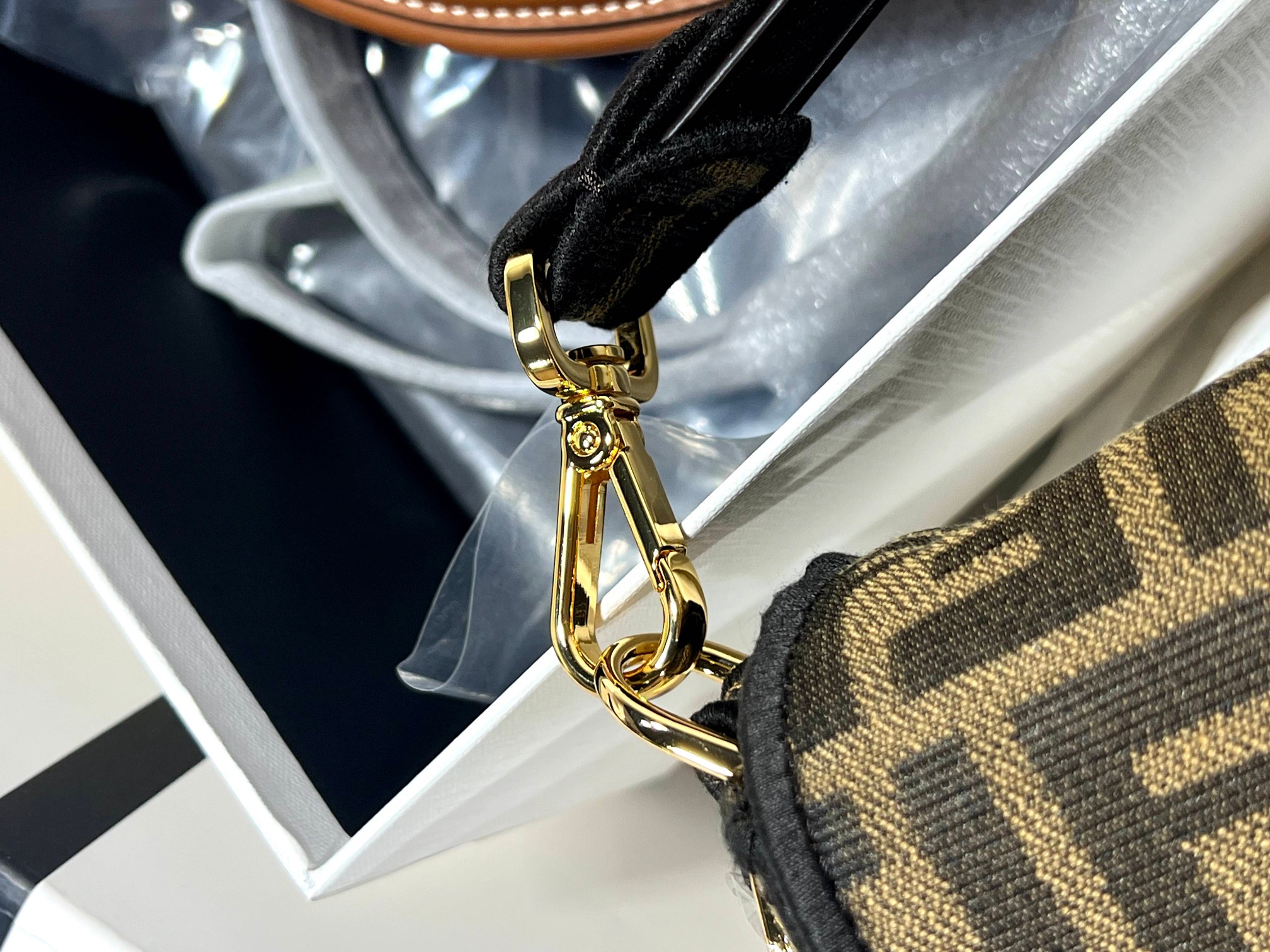 Fendi Details: High-density embroidery is stiff and soft, and 24k electroplated hardware is not easy to scratch or fade.
