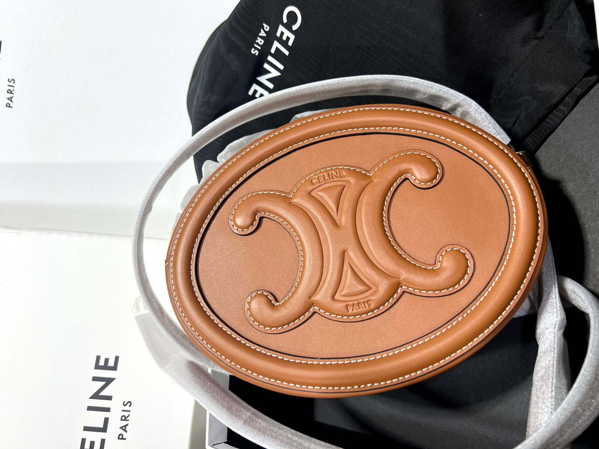 Brown! black! Channel goods every day! CELINE genuine latest model! CUIR TRIOMPHE oval handbag series! Definitely the best product in the entire
