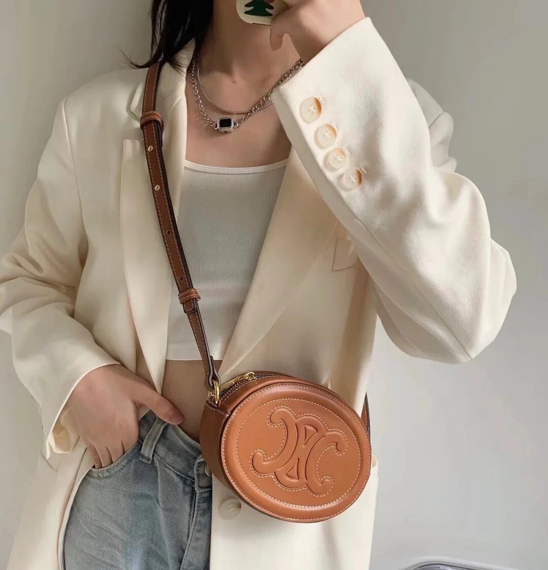 Brown! black! Channel goods every day! CELINE genuine latest model! CUIR TRIOMPHE oval handbag series! Definitely the best product in the entire