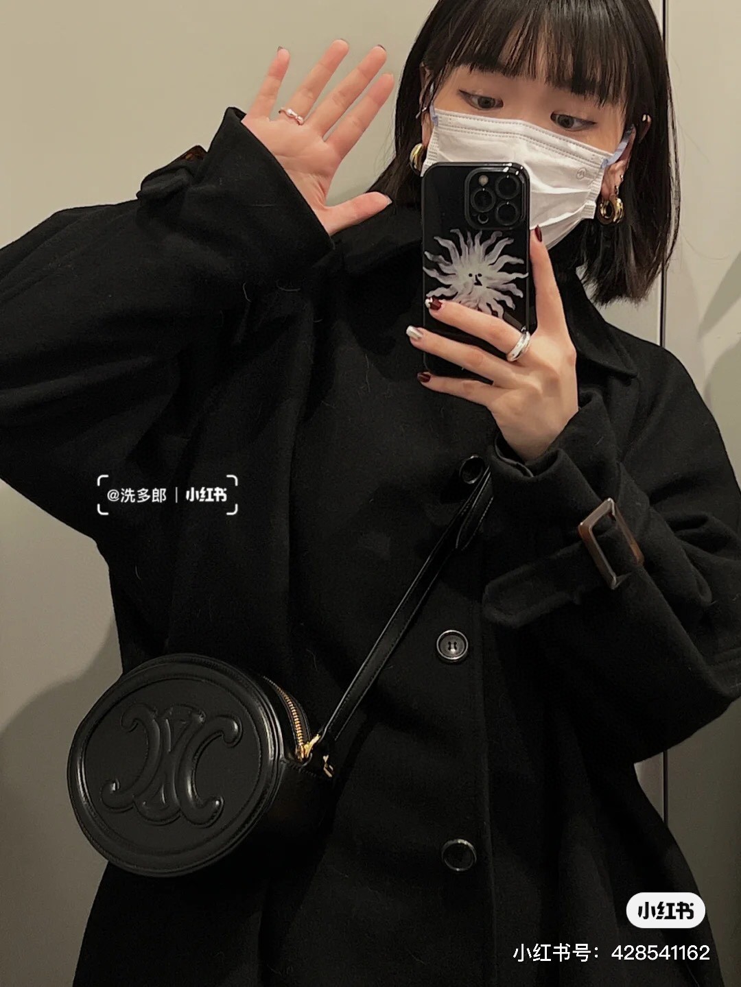 The effect of Celines big moon cake on the upper body is so beautiful! Can hold larger smartphone models such as PLUS, makeup samples, powder, an