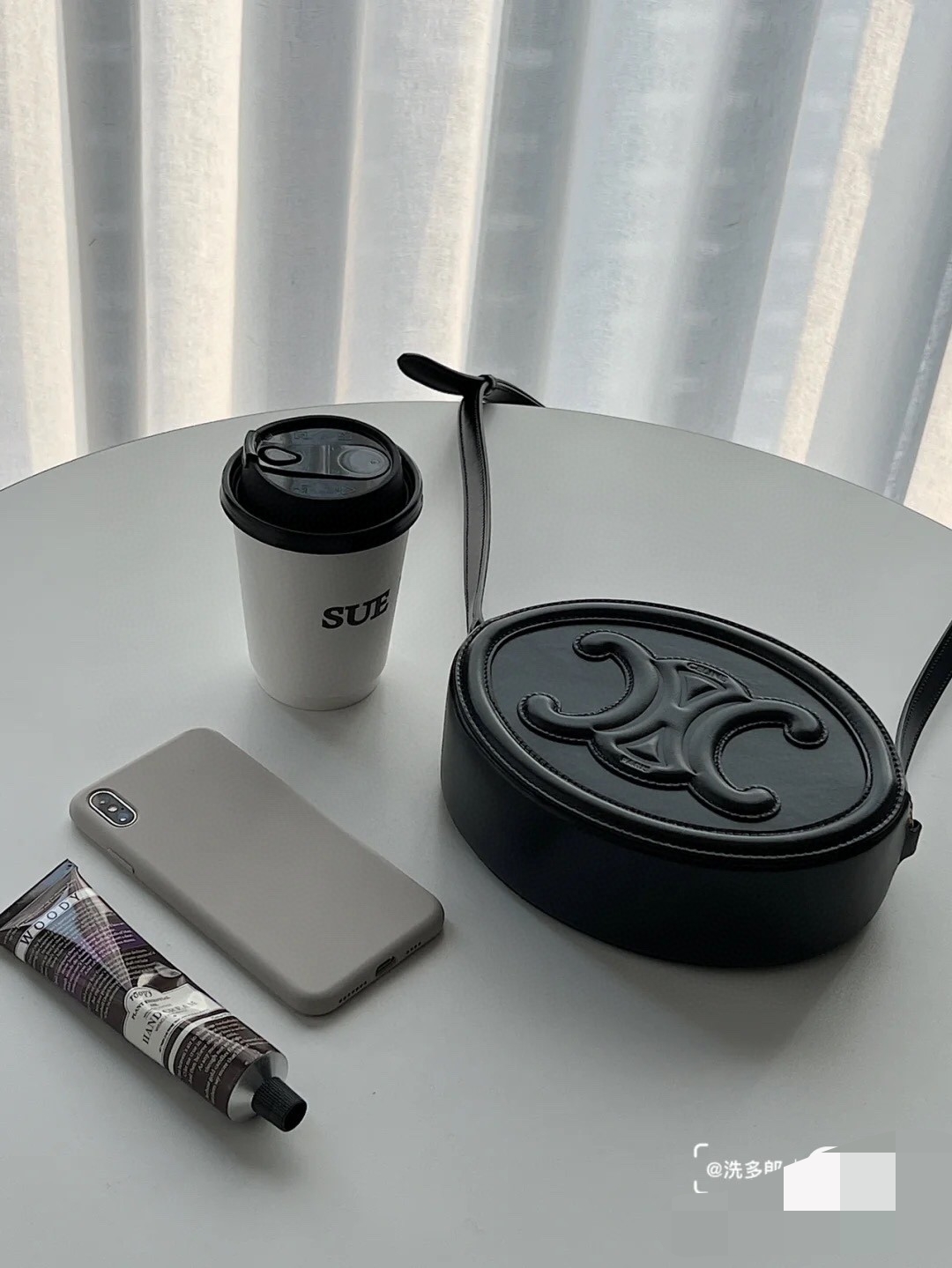 The effect of Celines big moon cake on the upper body is so beautiful! Can hold larger smartphone models such as PLUS, makeup samples, powder, an
