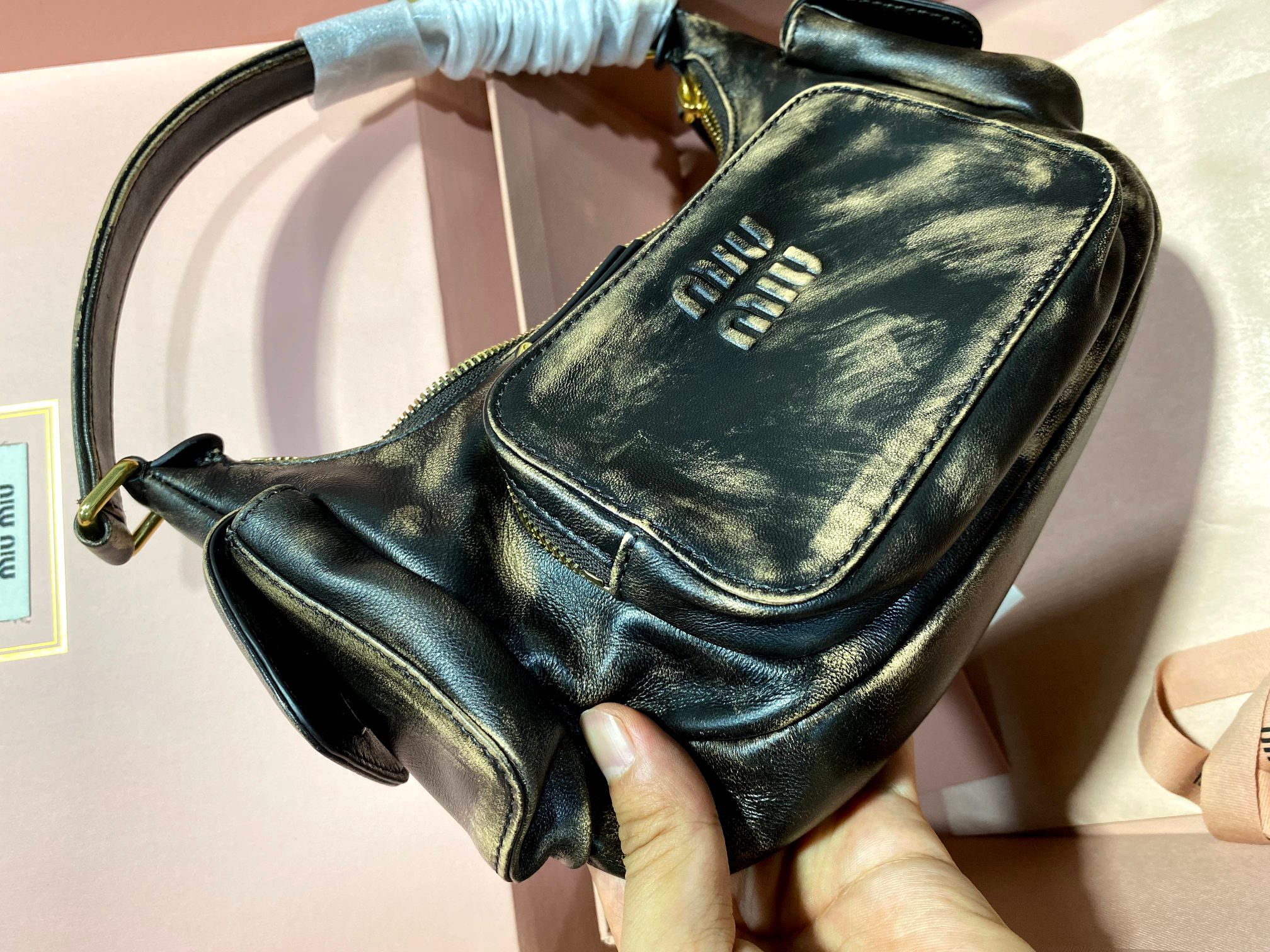 Miu Miu The quality is so good. I will take a few more pictures. Once you get such exquisite things, you will feel so excited and happy. I think