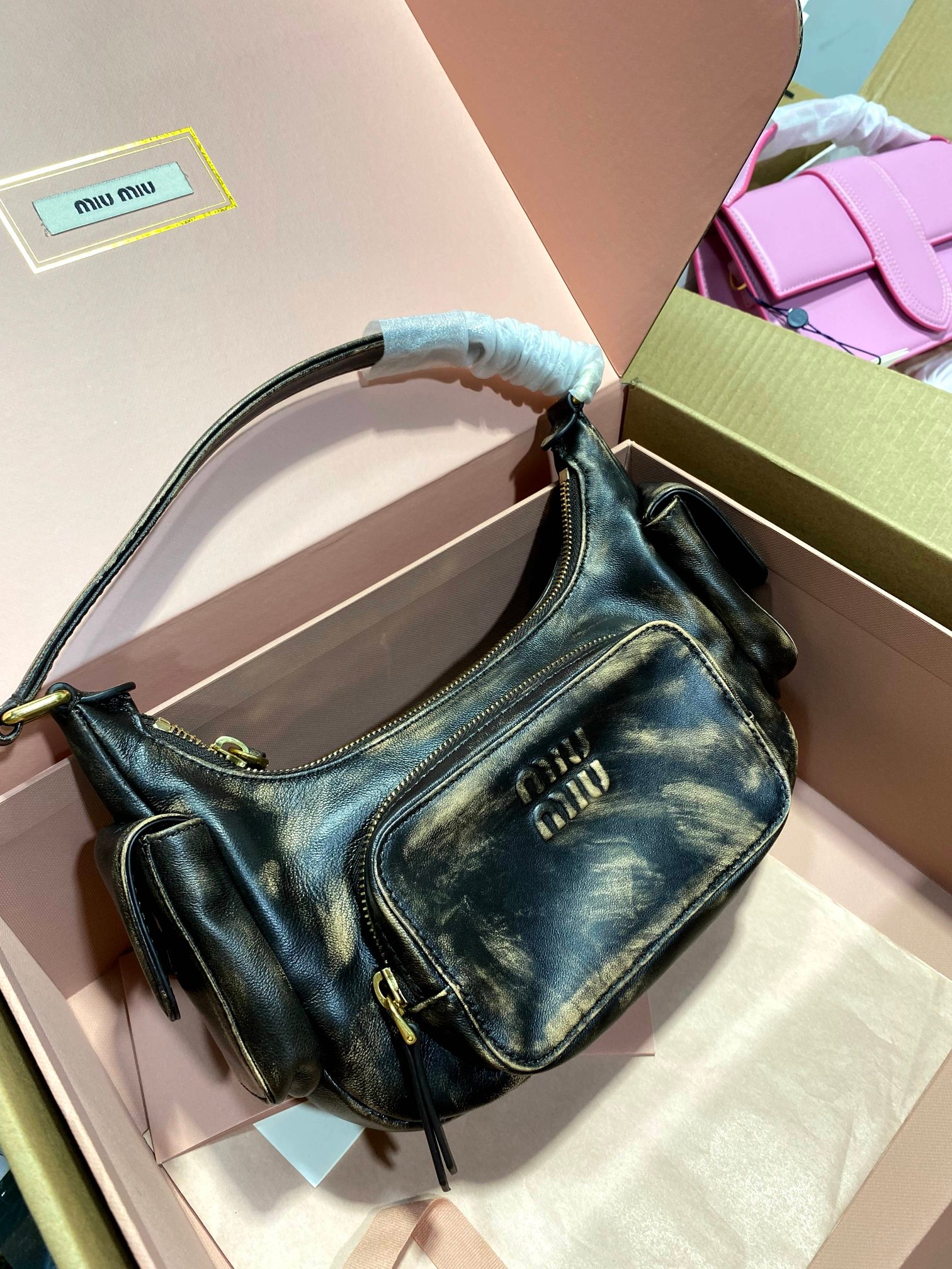 Miu Miu The quality is so good. I will take a few more pictures. Once you get such exquisite things, you will feel so excited and happy. I think