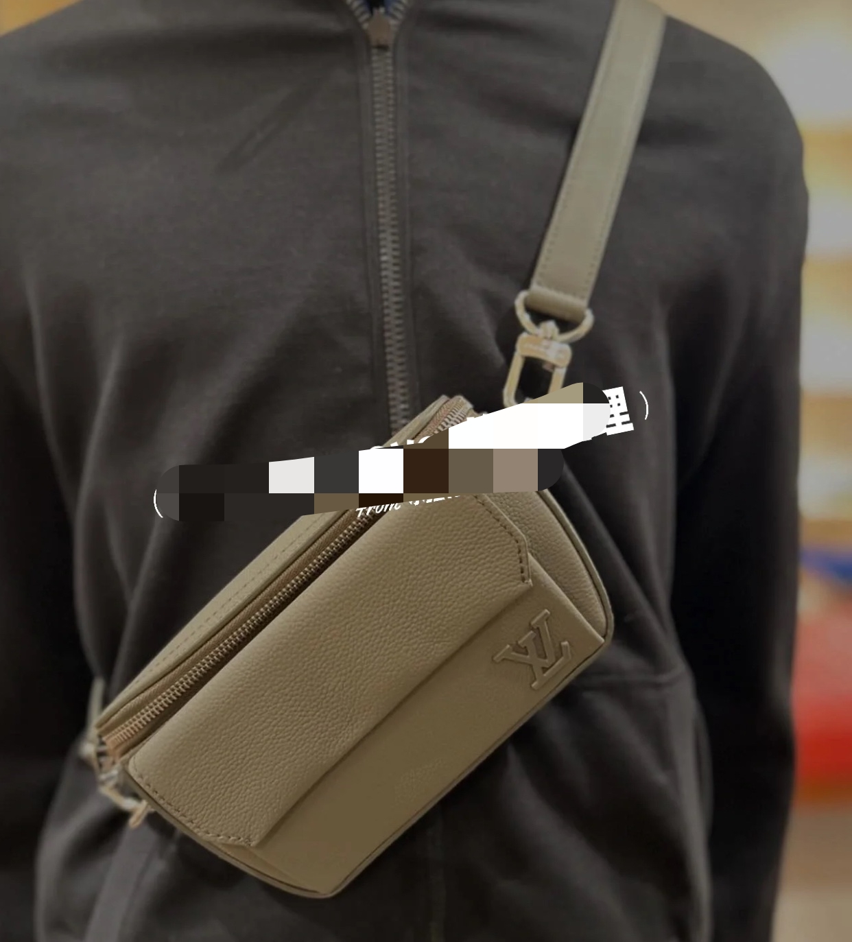Louis Vuitton [Pilot Aer messenger bag] M83570 khaki green, so cool