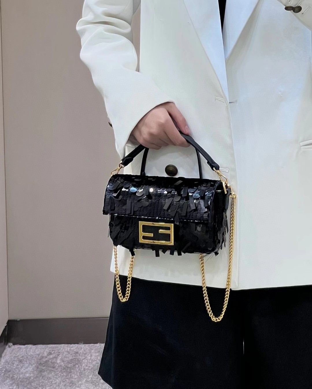 Fendi The original factory mini baguettethe shape is decorated with sequins and beads. It sparkles under the light and is dazzling. The workmansh