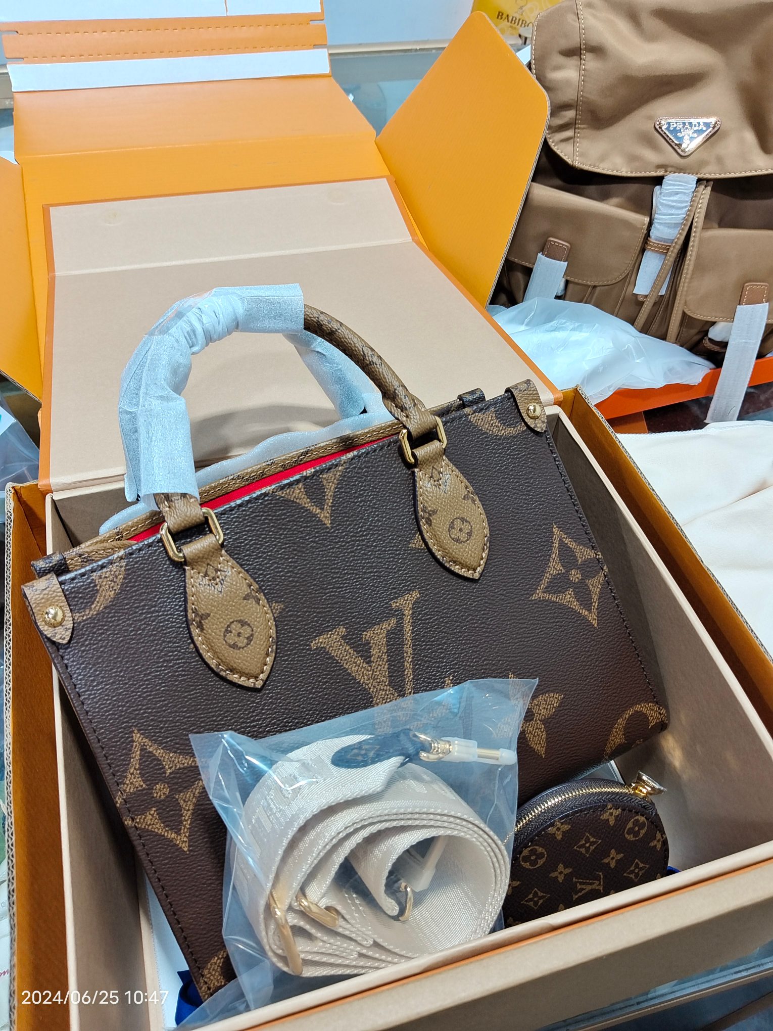 Louis Vuitton Onthego Small Tote Shopping Bag