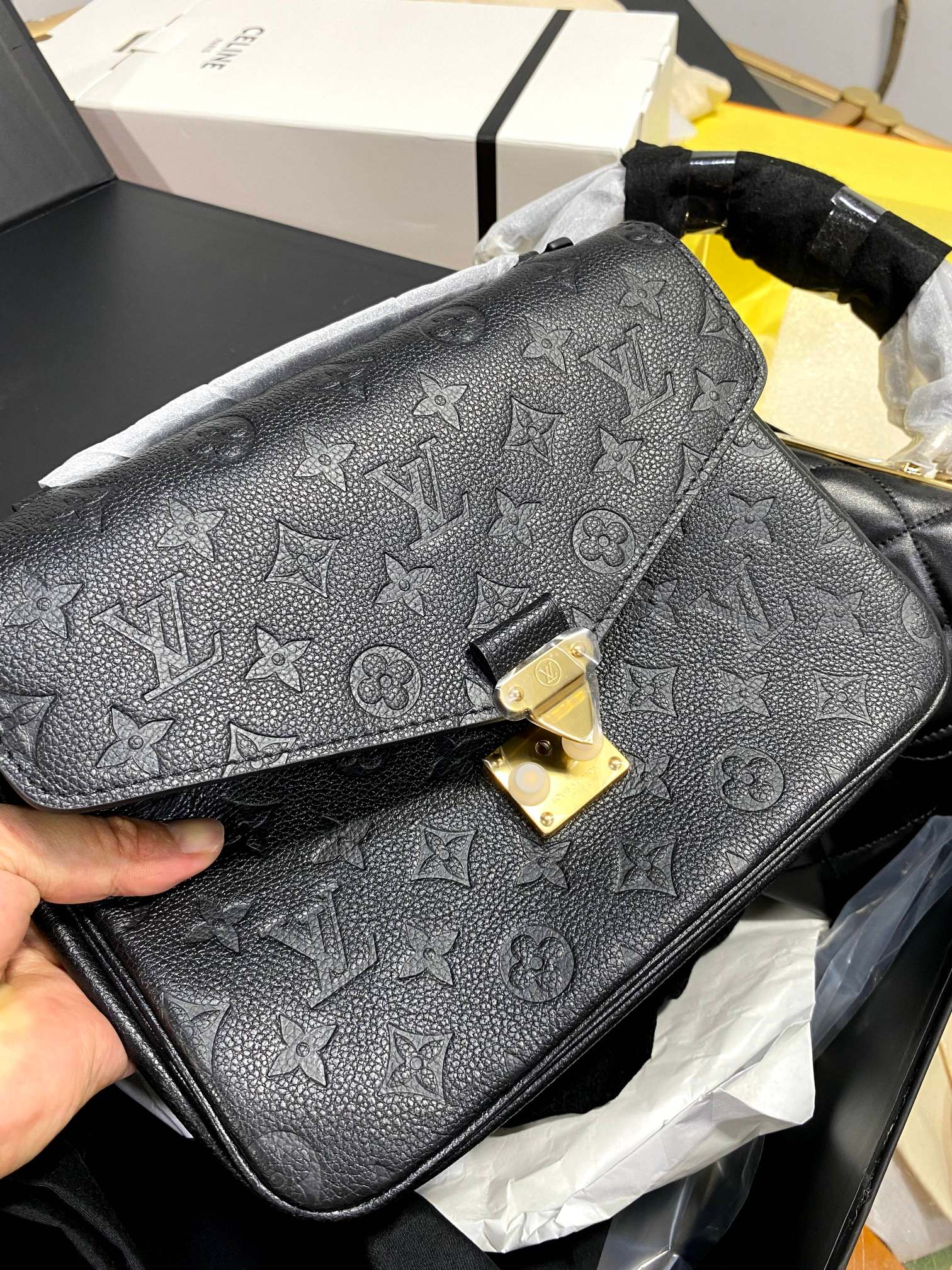 Louis Vuitton The ones you like are shipped and shot in real time. The non-staged original is upgraded to Pochette Metis m41487 messenger bag. It