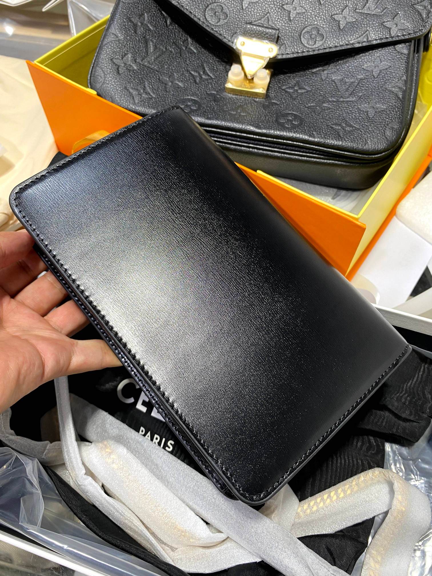 Celine Cs small package that must be delivered every day will be delivered overtime