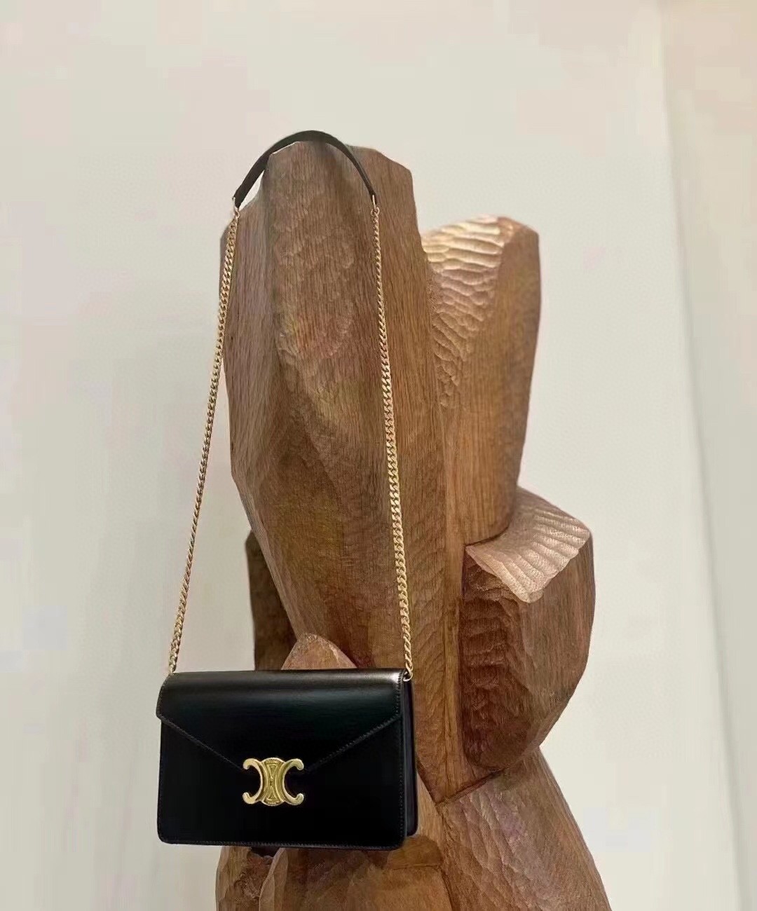 Celine Cs small package that must be delivered every day will be delivered overtime