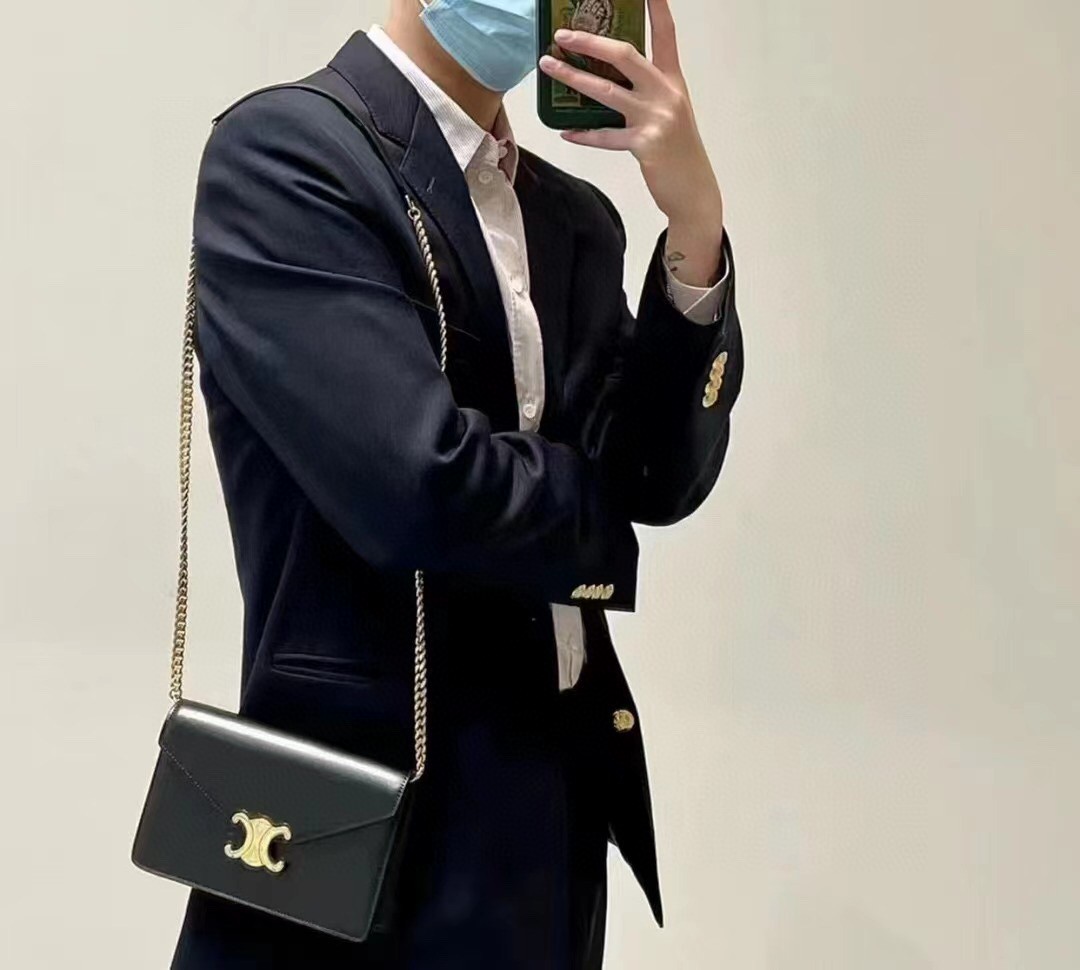 A sassy boy can also control it ~ The body of the bag is made of classic hand-rubbed calfskin CELINE CUIR TRIOMPHE WOC series