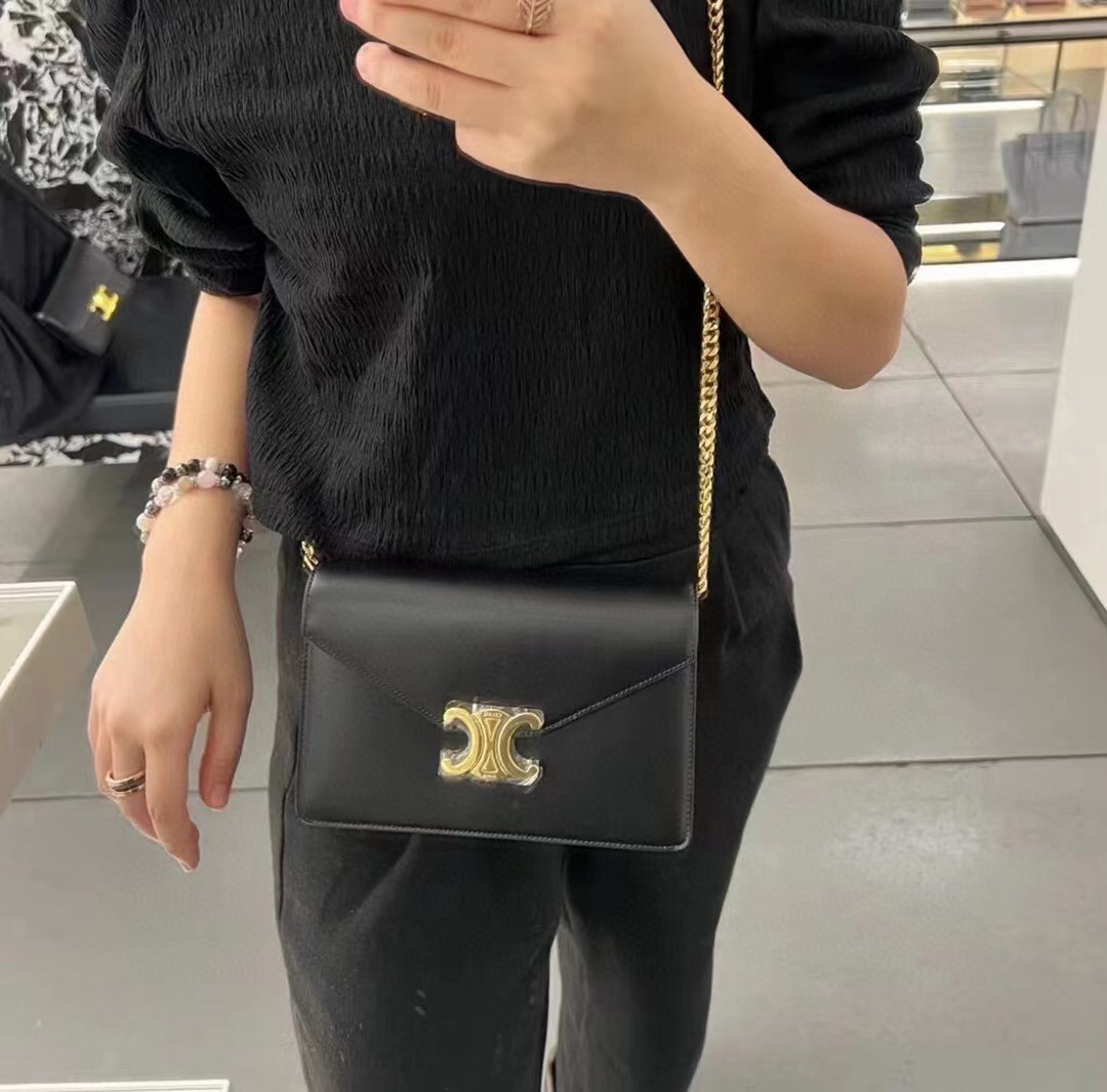 A sassy boy can also control it ~ The body of the bag is made of classic hand-rubbed calfskin CELINE CUIR TRIOMPHE WOC series