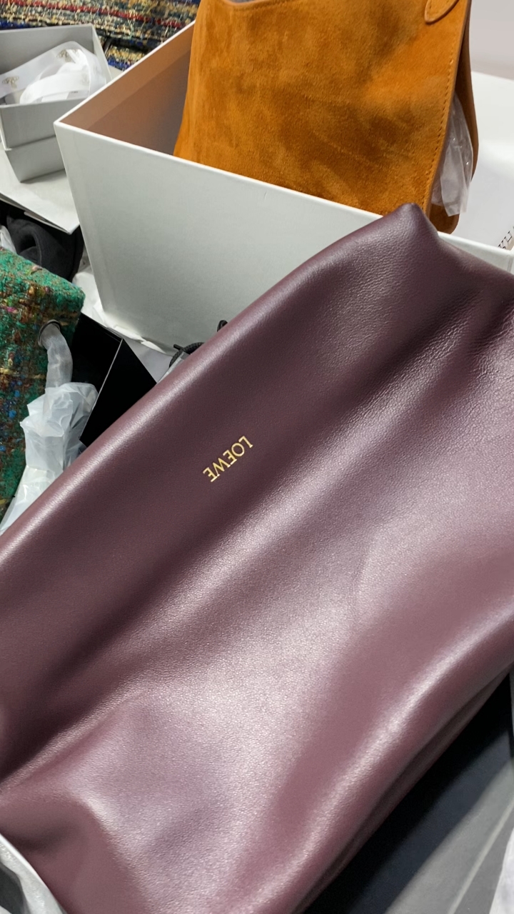 Celine The goods available for purchase every day are the most difficult-to-find good items for you to buy outside! Super pretty! Its so hot