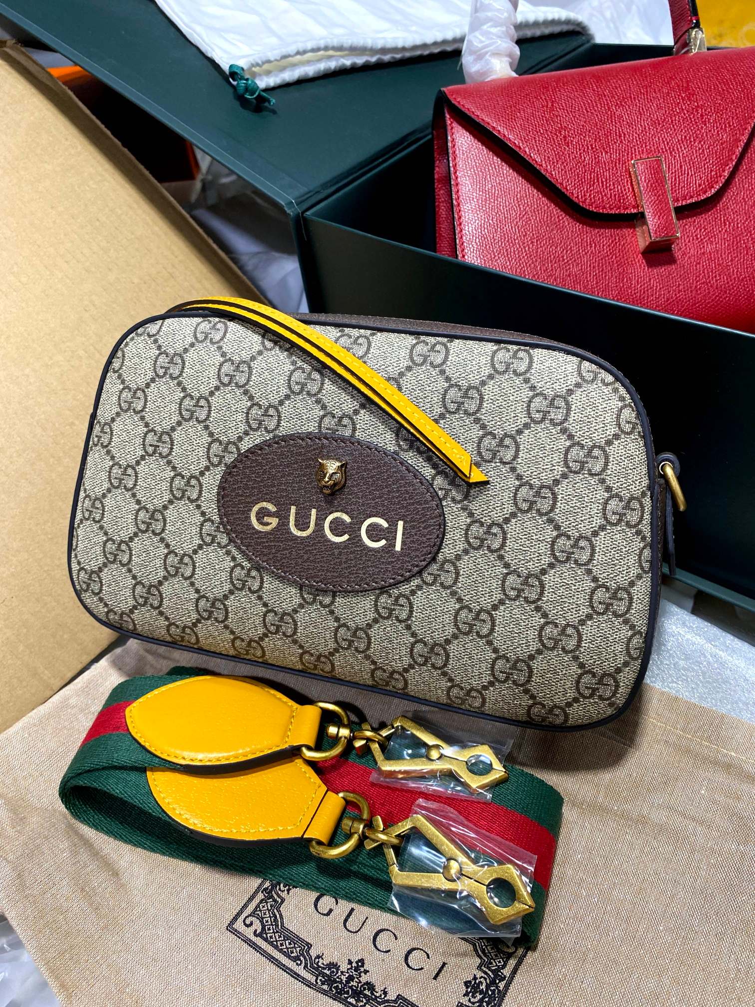 They are always shipped. The Gucci tiger head messenger bag counter can be ordered in a queue, simple matching and classic taste! The material is