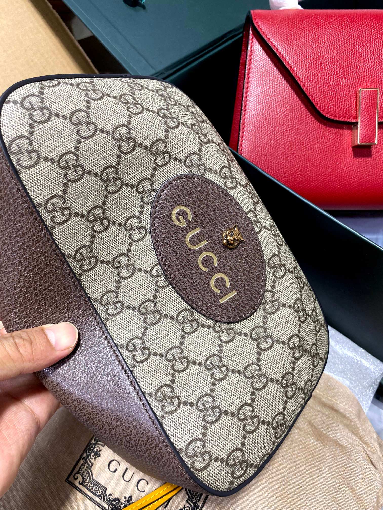 They are always shipped. The Gucci tiger head messenger bag counter can be ordered in a queue, simple matching and classic taste! The material is