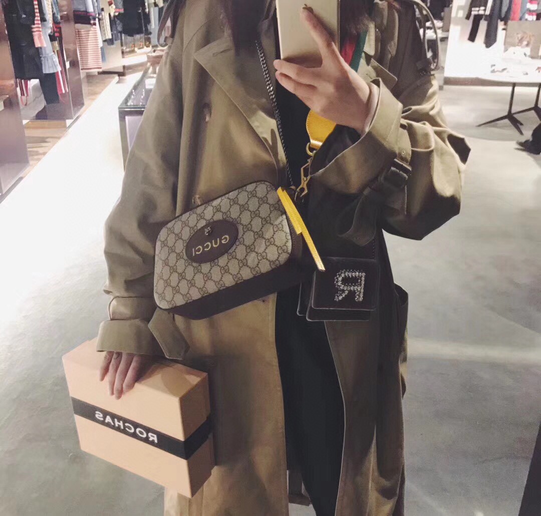 Gucci476466 has a strong retro style, exquisite tiger head hardware, iconic colorful shoulder straps and bronze fish mouth buckles, and cotton an