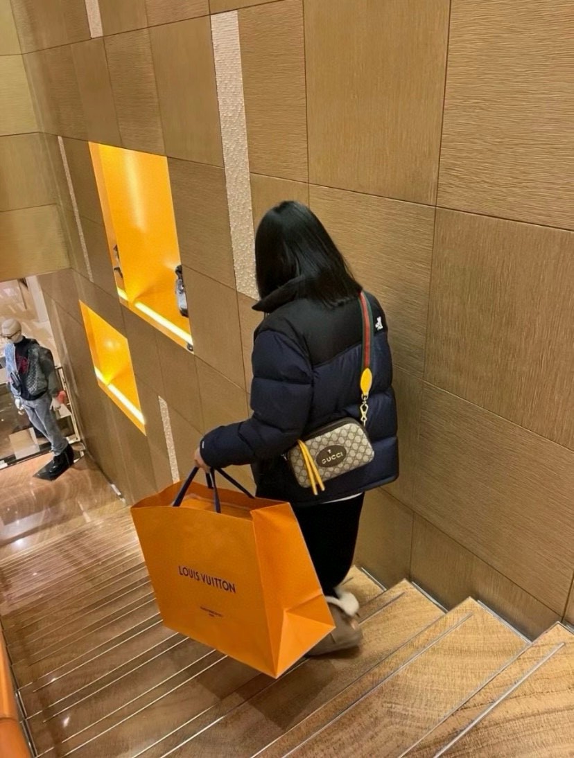 Gucci476466 has a strong retro style, exquisite tiger head hardware, iconic colorful shoulder straps and bronze fish mouth buckles, and cotton an