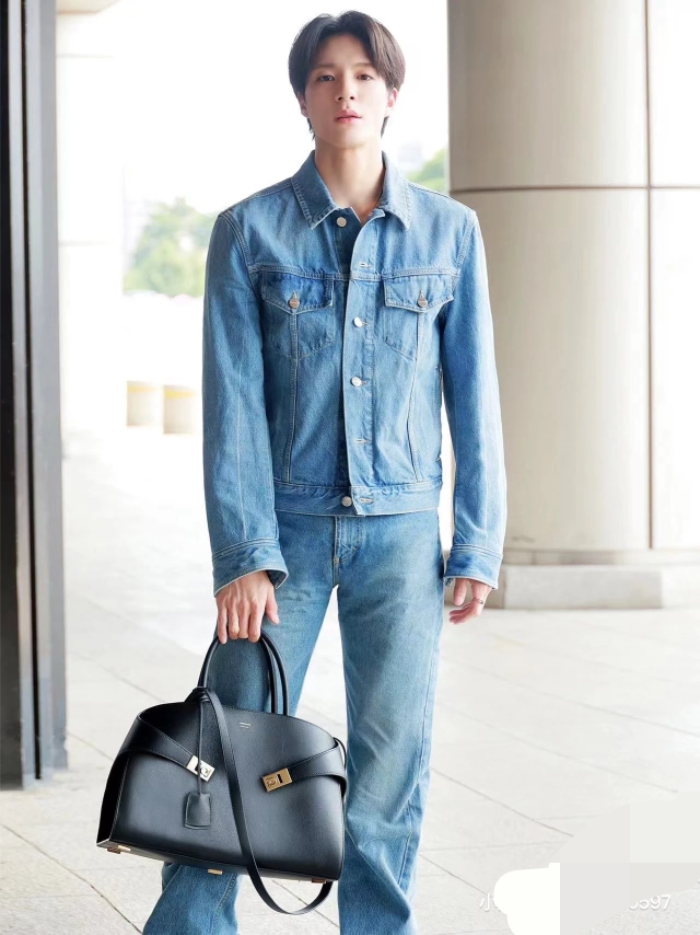 Ferragamo [Celebrity Same Style Hug Bag] 24 New Products Launched