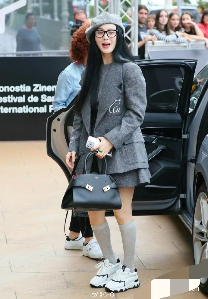 Ferragamo [Celebrity Same Style Hug Bag] 24 New Products Launched