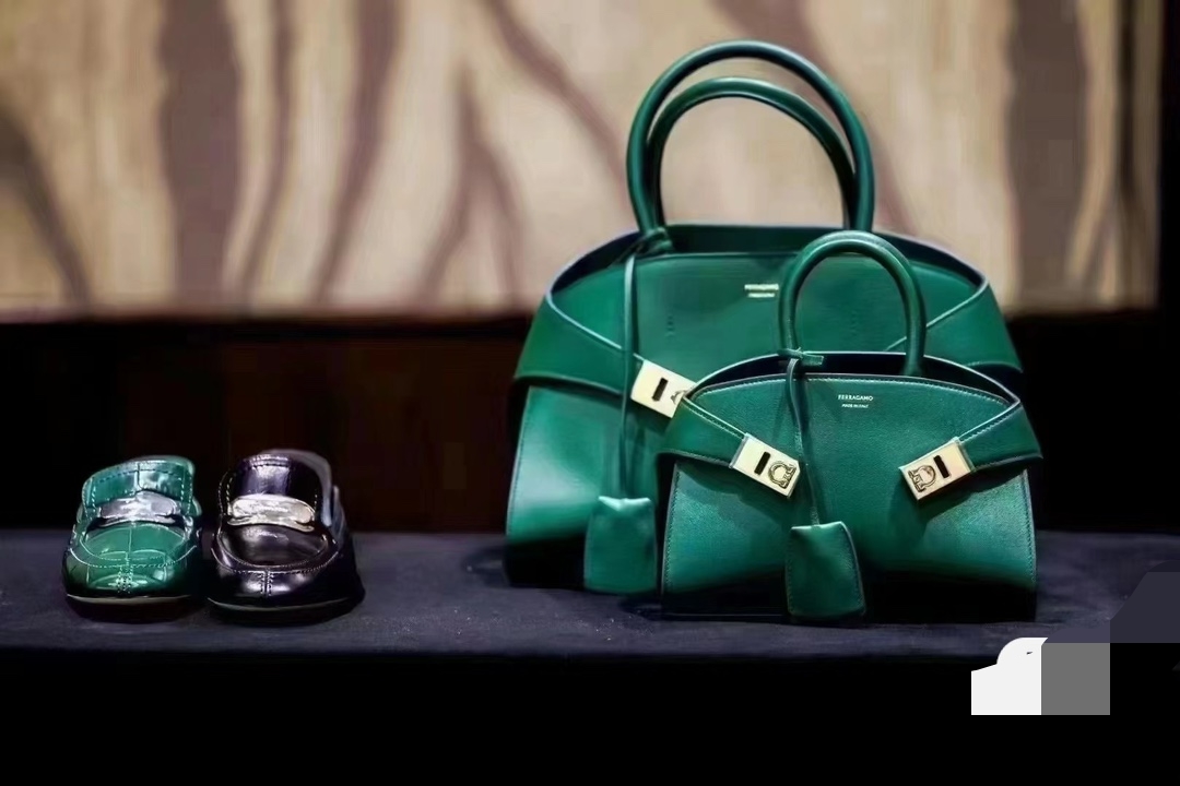 Ferragamo [New Green] [Celebrity Same Style Hug Bag] 24 New Products Released