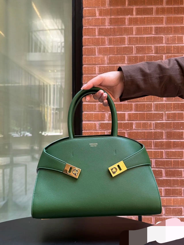 Ferragamo [New style green] [Celebrity same style Hug bag]