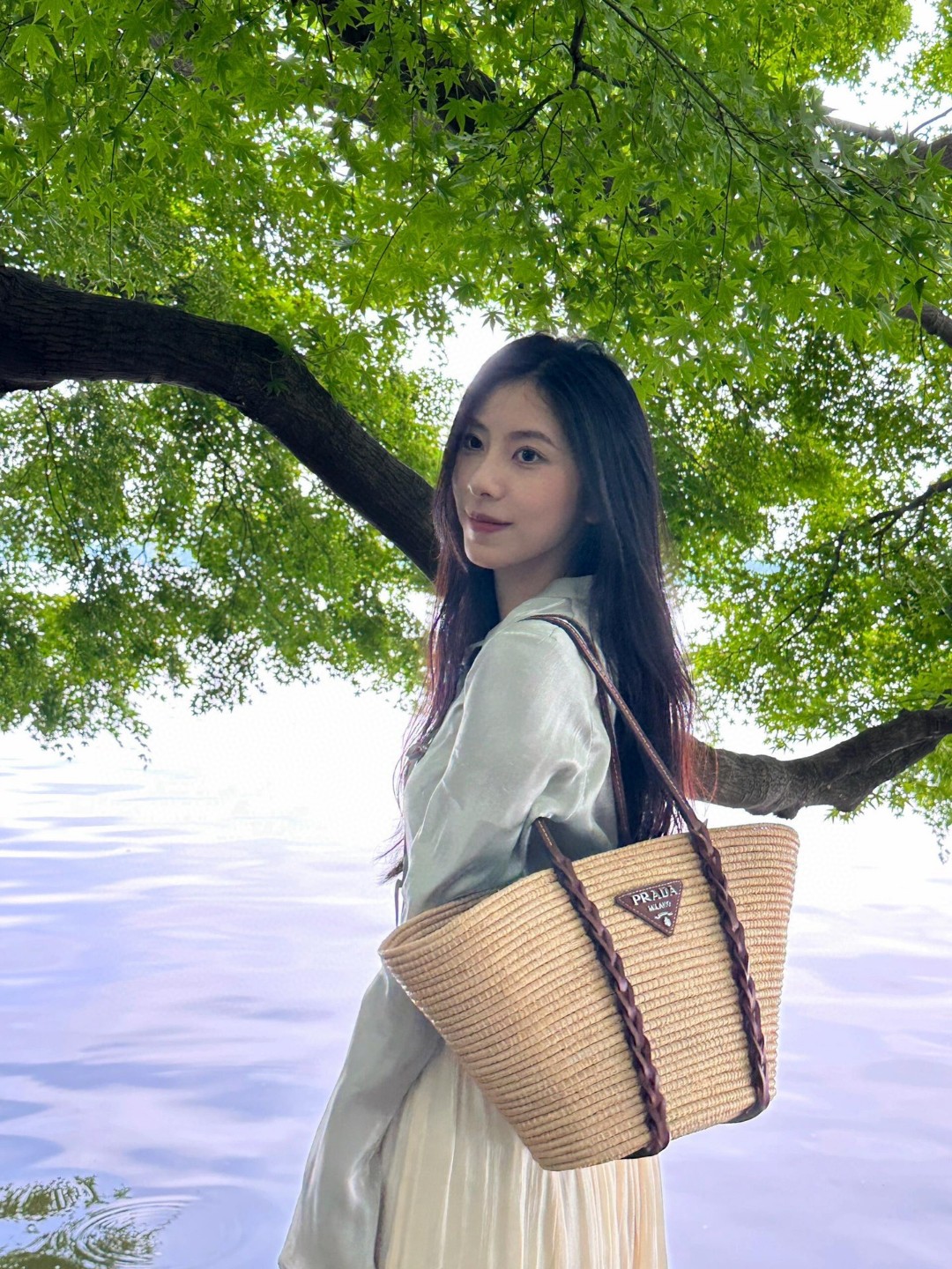 The prada rare matching counter is officially selling the 1BG312 straw vegetable basket. The straw material is made of pure natural raffia and ma