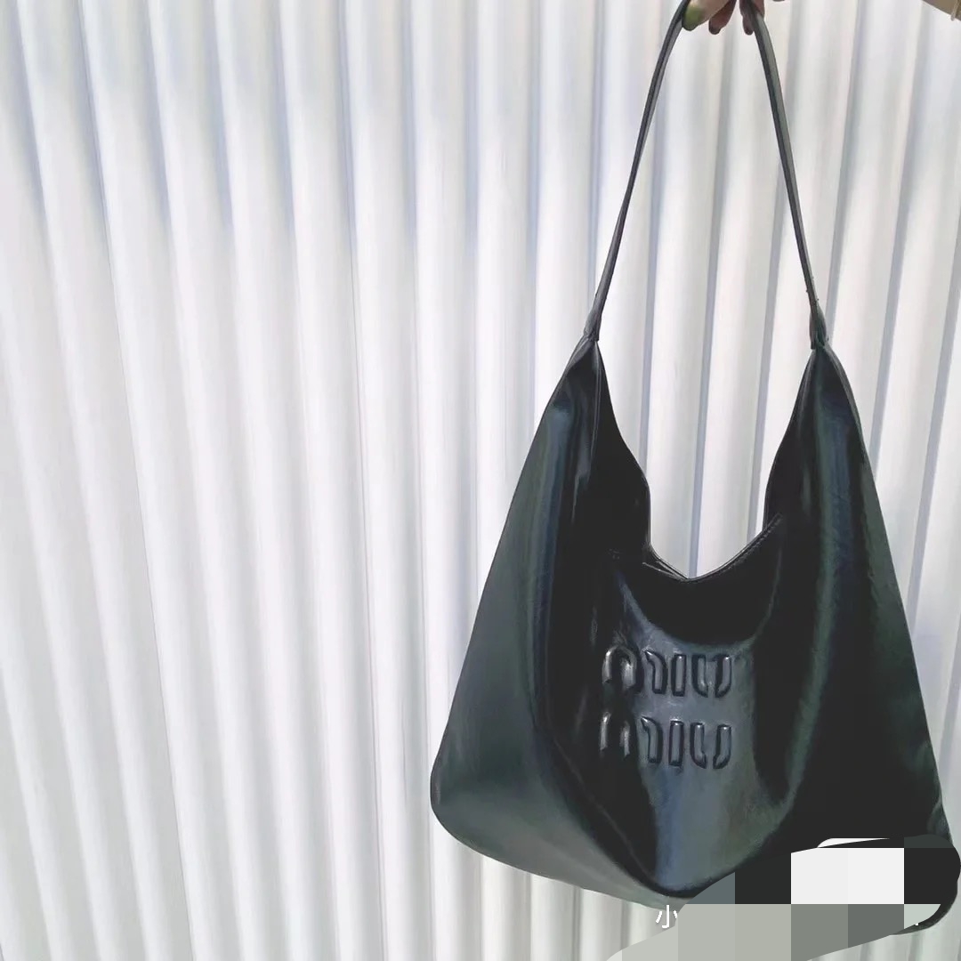 Miu Miu Advanced details 5BB134: MiuMiu's new hobo model is made of imported calfskin. The leather is smooth and delicate. It uses round curves t