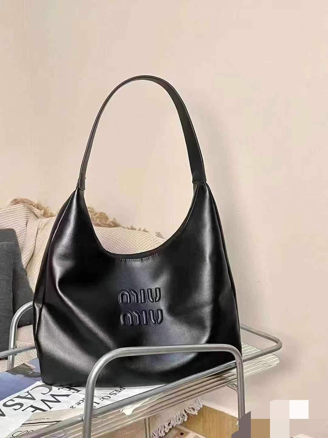 Miu Miu Advanced details 5BB134: MiuMiu's new hobo model is made of imported calfskin. The leather is smooth and delicate. It uses round curves t