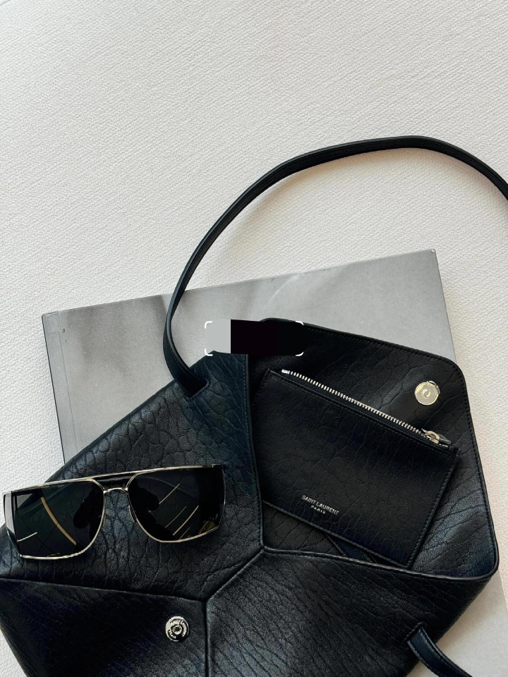 Saint Laurent The appearance of the envelope is minimalist and fashionable, so beautiful