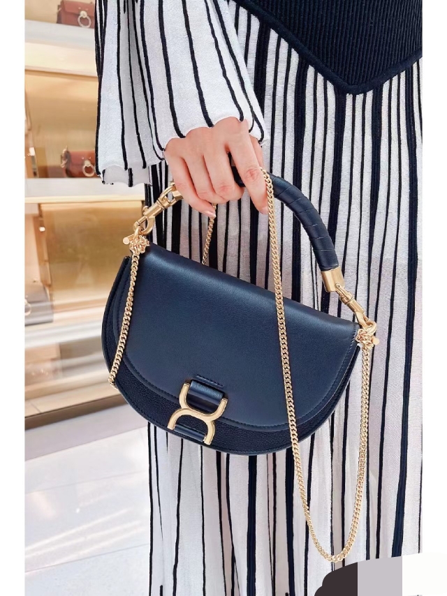 Chloé Product _dkdqfaU8xRtQ_pueojx003cN9_qL-whzw8EXxWg