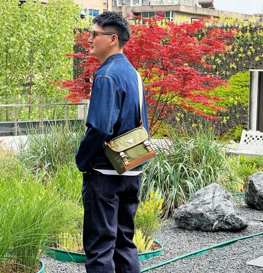 The sexual tension of the Prada messenger bag is crazy!
