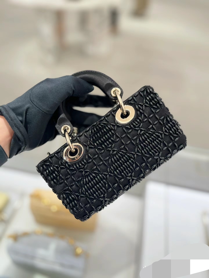 Dior Product _dg7qfWb-JjW0s3TsfEGyY4pkfokN3qpugDdn1tQ