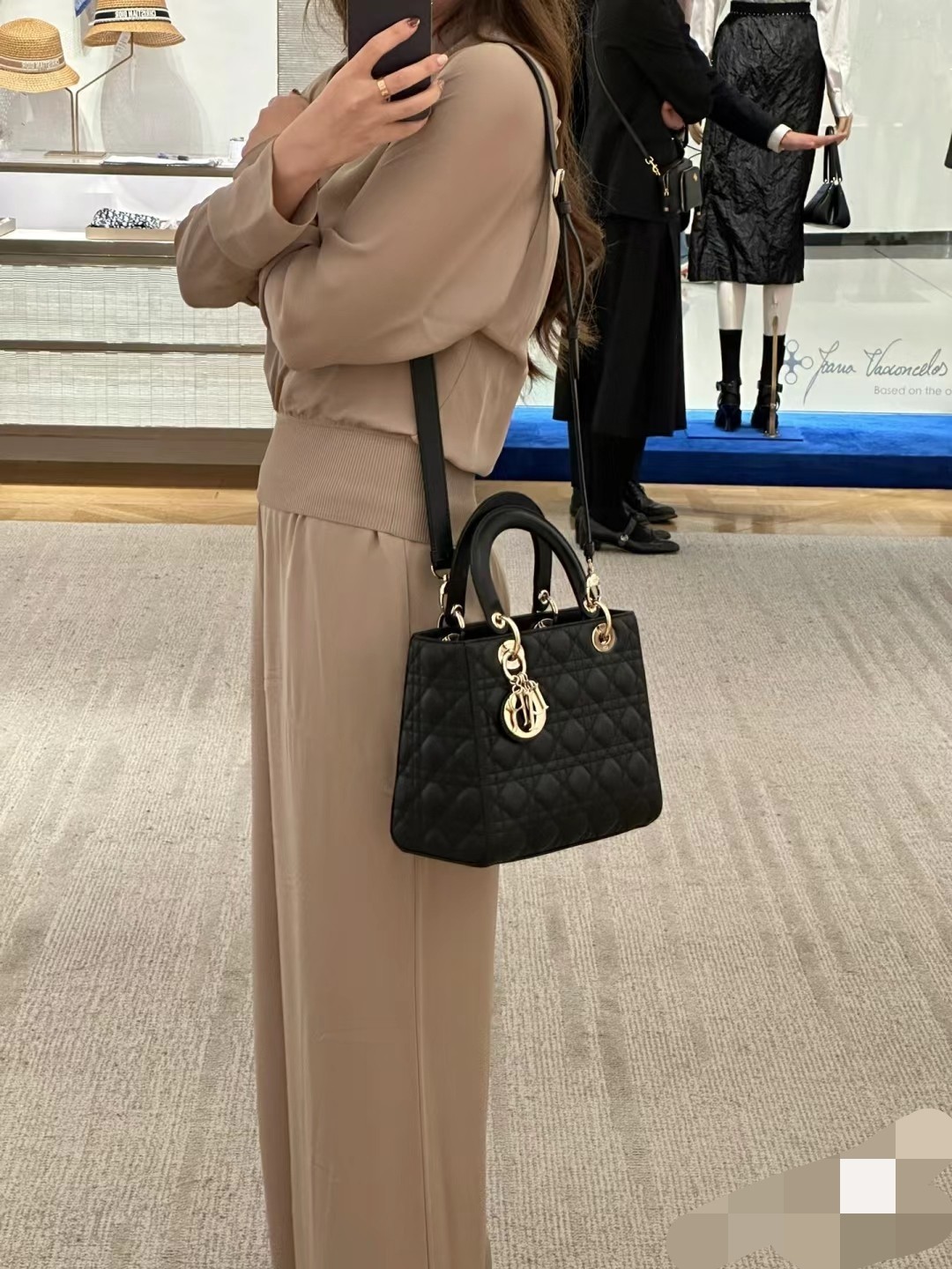 Dior Product _dxqqfAozc7mJZSpgD_HsM4EpU6HyibrBYSrNATQ