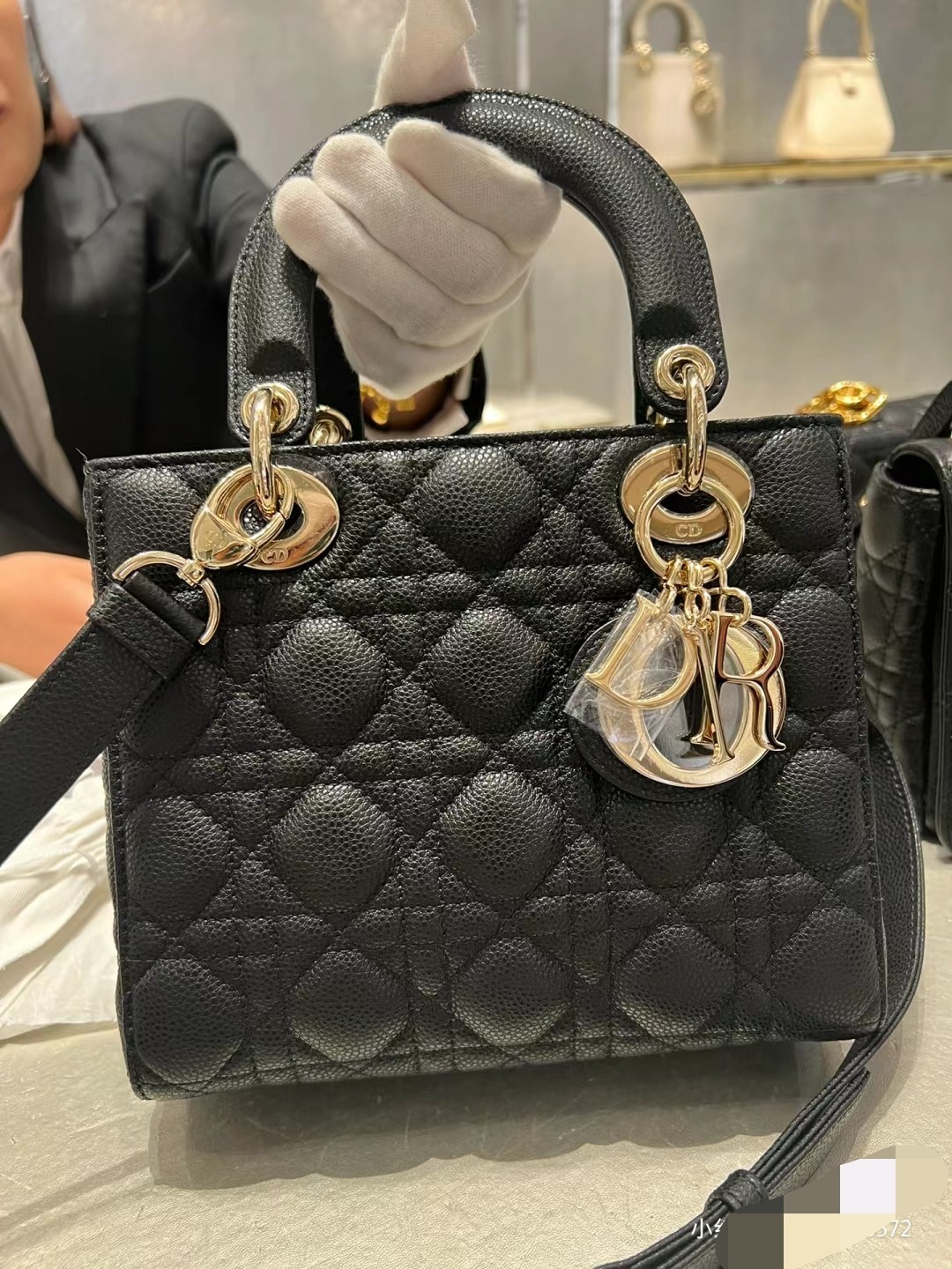Dior Product _dwvqfMzEdgEK8fj_I7a8LFm4yVnzzkhLH5akrbg