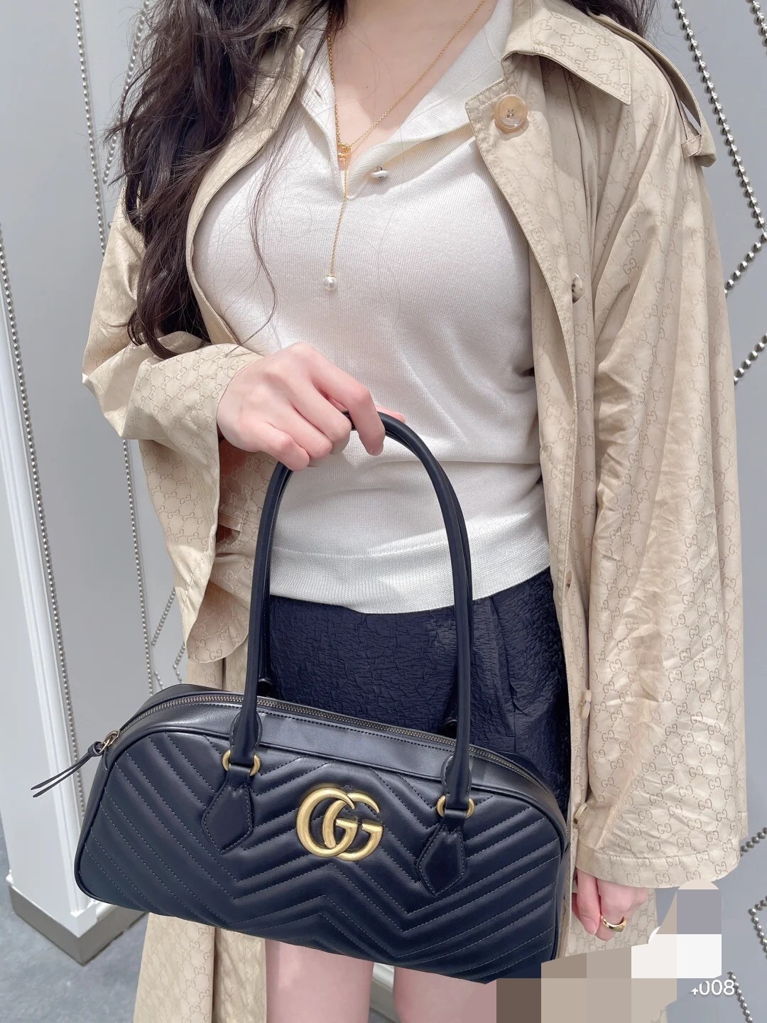 Gucci Marmont series medium handle bag, black seamed V-shaped original cowhide, with gold-tone accessories, zipper closure, officially on sale 79