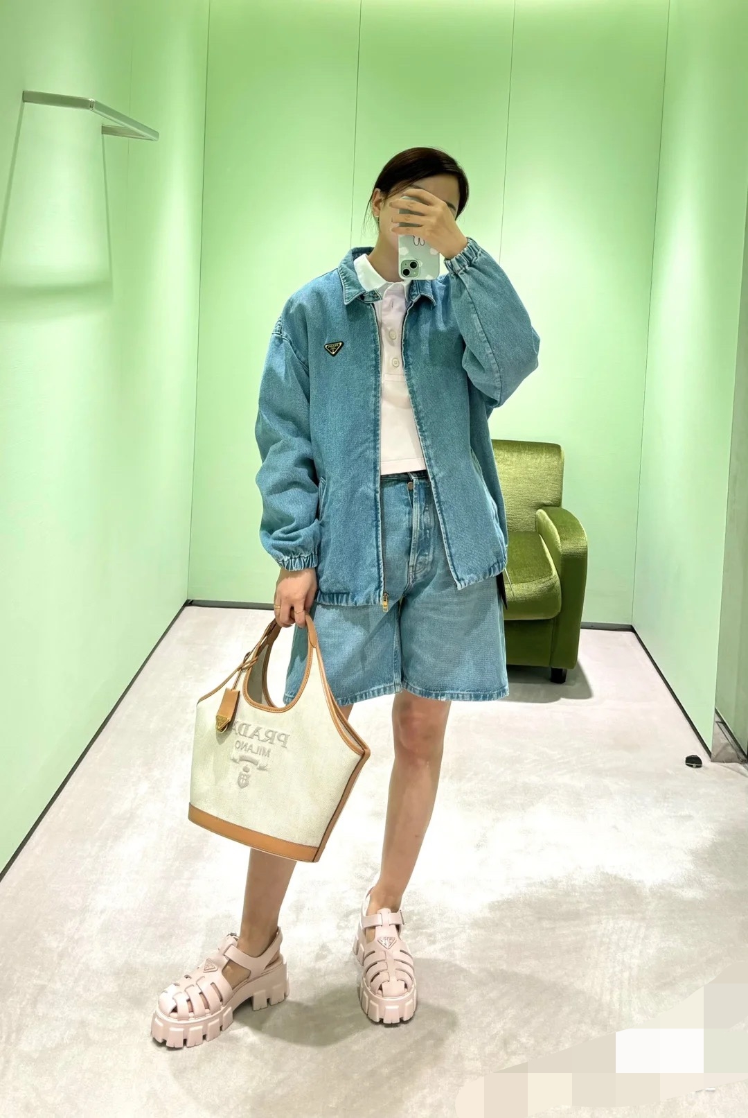 Pradas new product debuts, the perfect spring item
