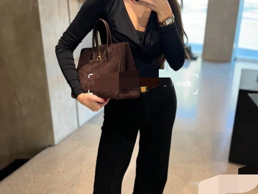 Burberry Upper body reference, Bordeaux red, this color is really stunning!