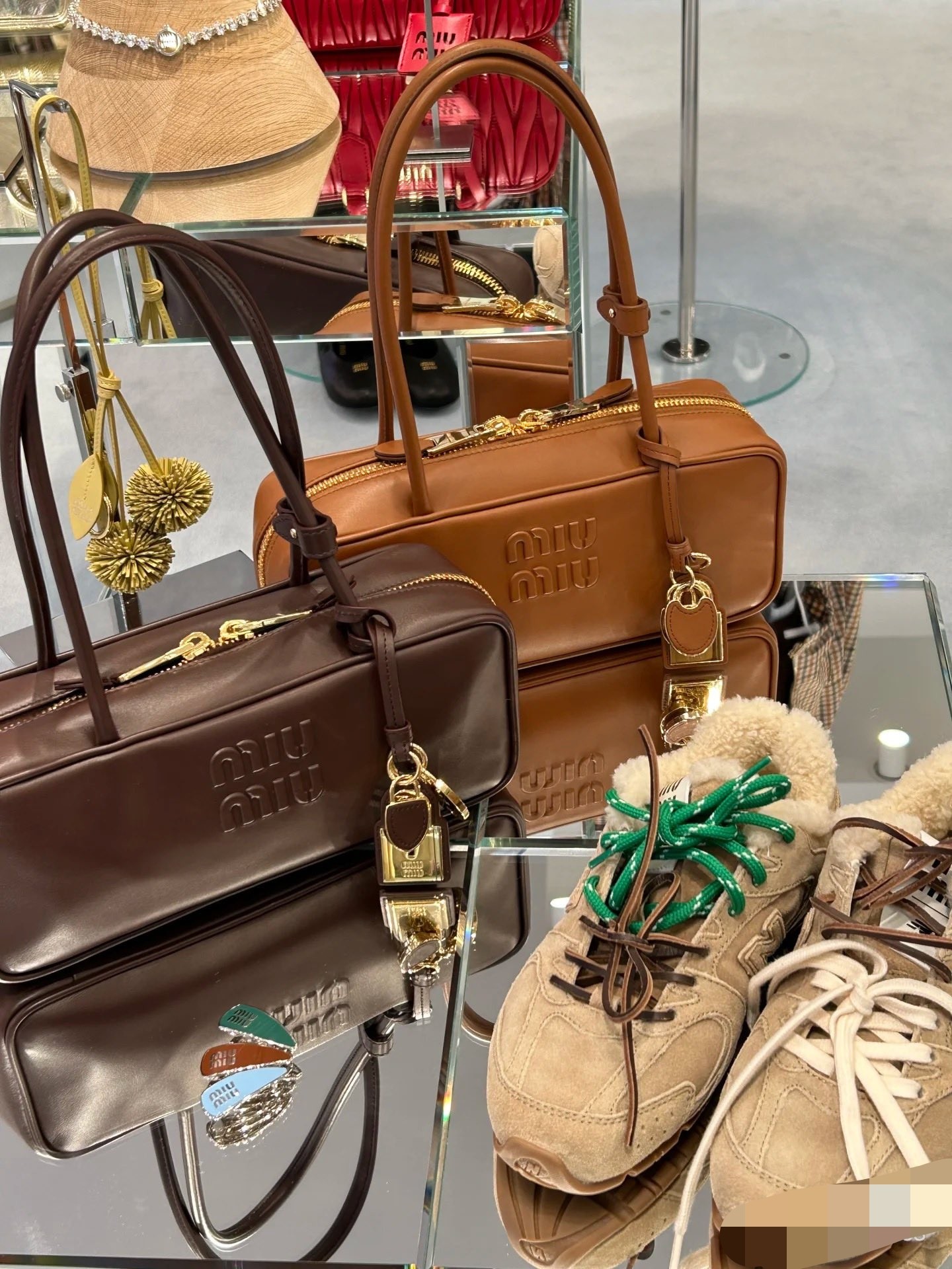 Miu Miu Paired with various small pendants, it is full of personality and very playable!