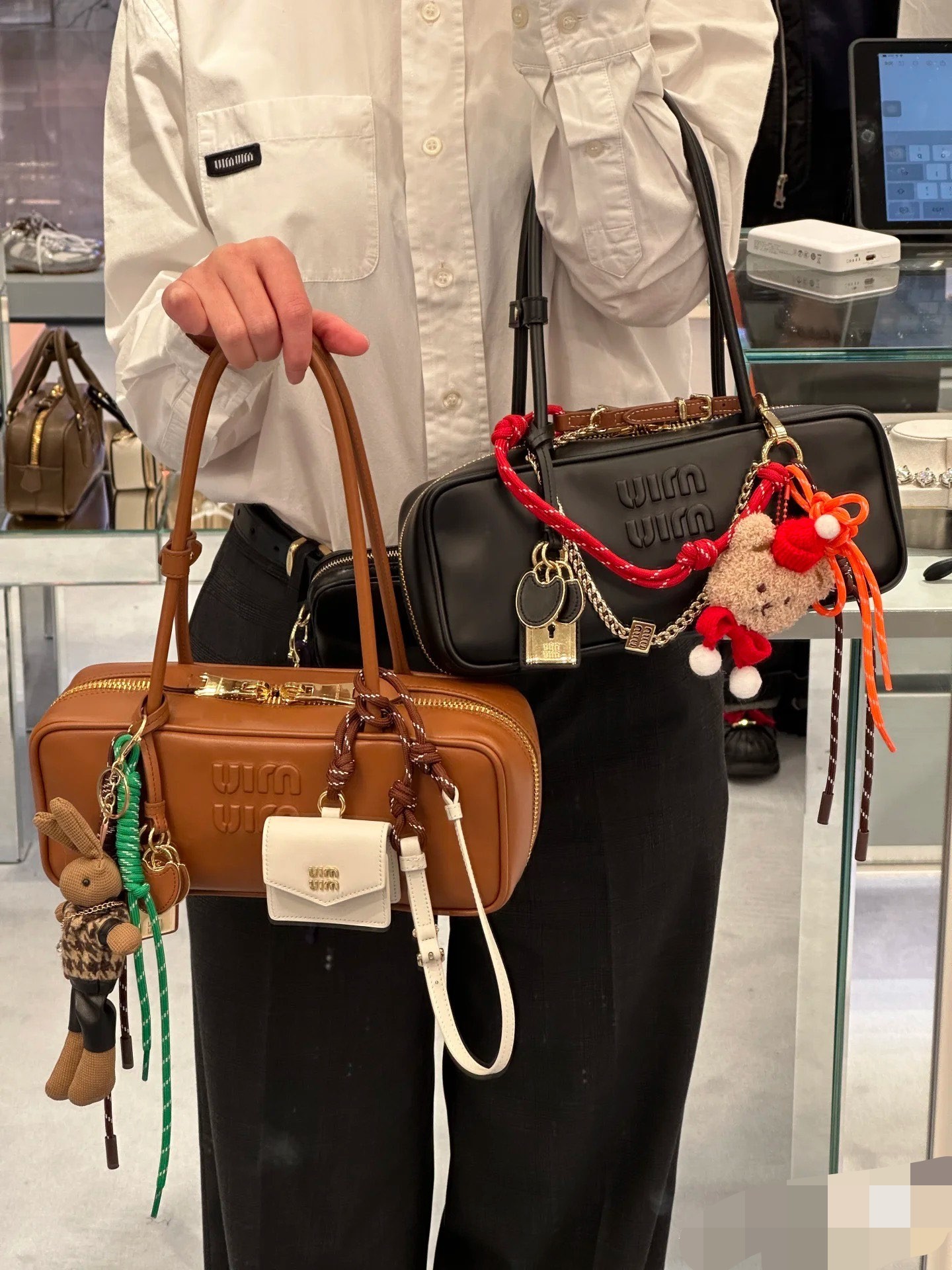 Miu Miu Paired with various small pendants, it is full of personality and very playable!