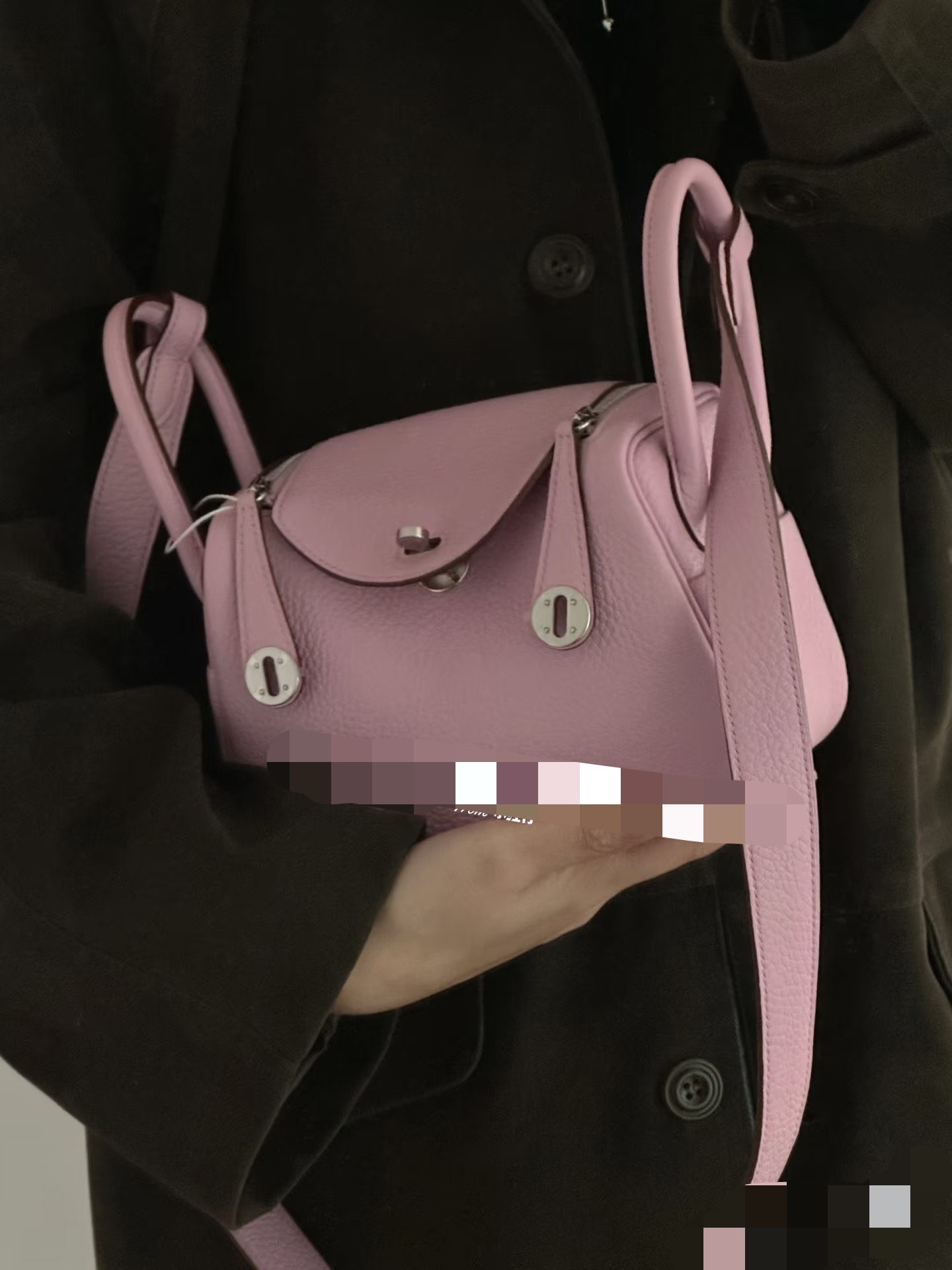 Hermès Mallow purple is the most low-key pink and purple in the Hermes pink series. It is paired with silver buckles. It is more elegant and eleg