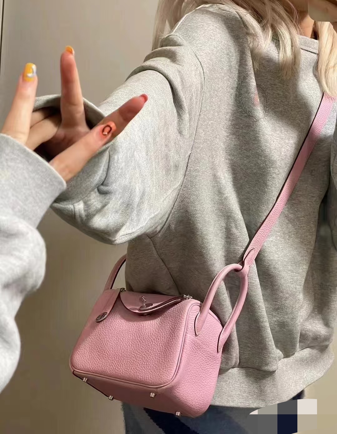 Hermès Mallow purple is the most low-key pink and purple in the Hermes pink series. It is paired with silver buckles. It is more elegant and eleg