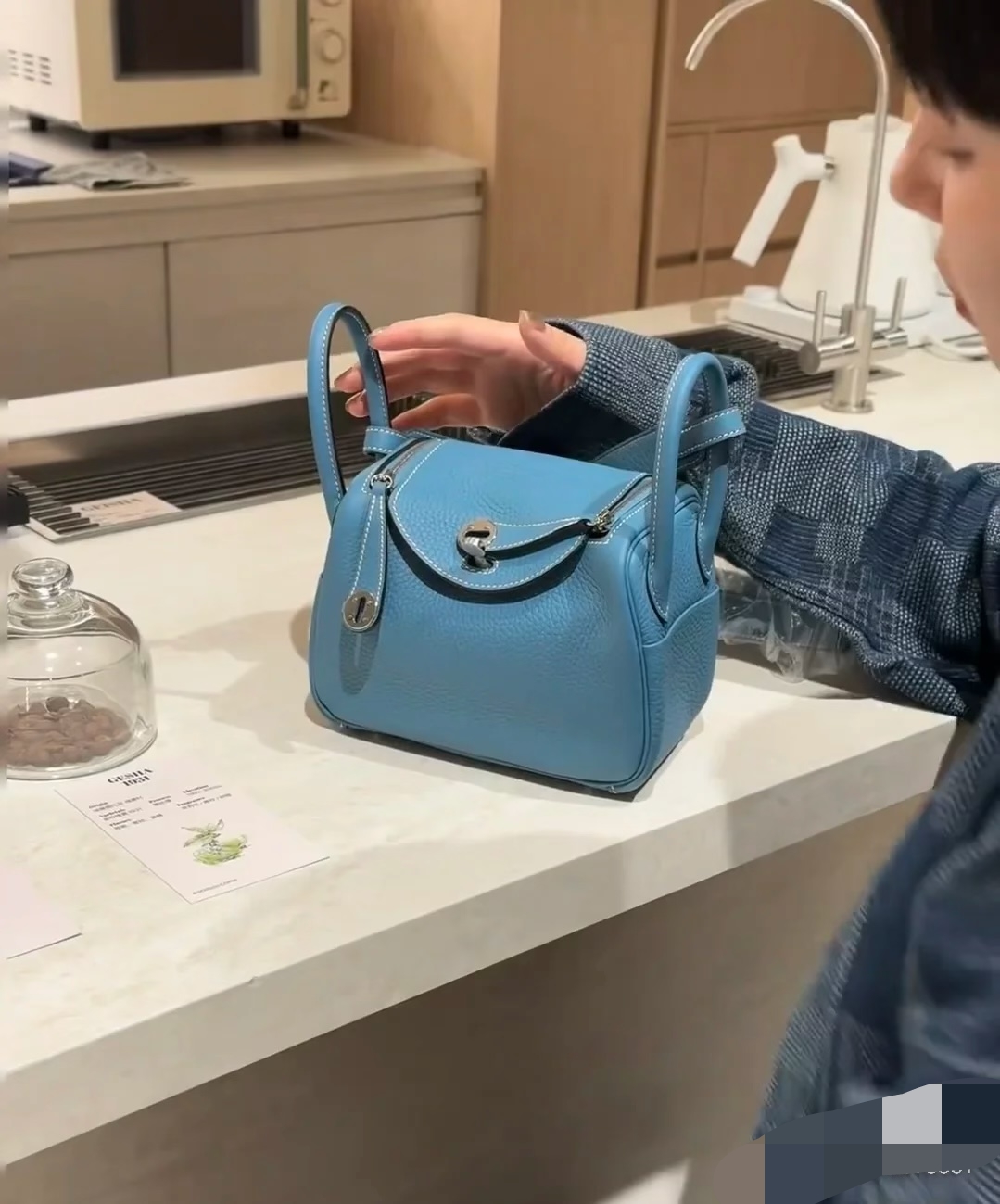 Hermès The colorful denim blue is so cute. The white line is really refreshing.